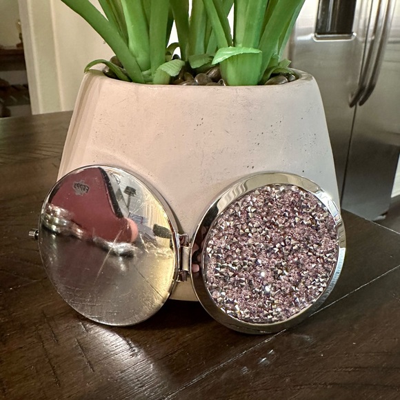 NEW!! Glam Compact Mirror - Picture 3 of 13